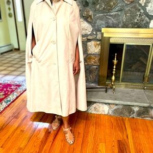 Vintage Swede tan woman’s stylish cape/jacket. Ca: 1970s. No label.